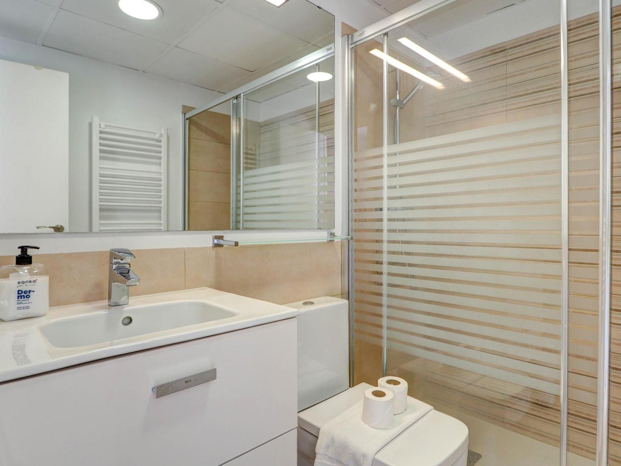 Balmins White By Hello Homes Ситжес Екстериор снимка